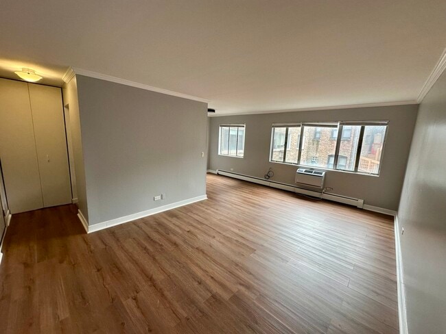 Photo - 7120 N Sheridan Rd