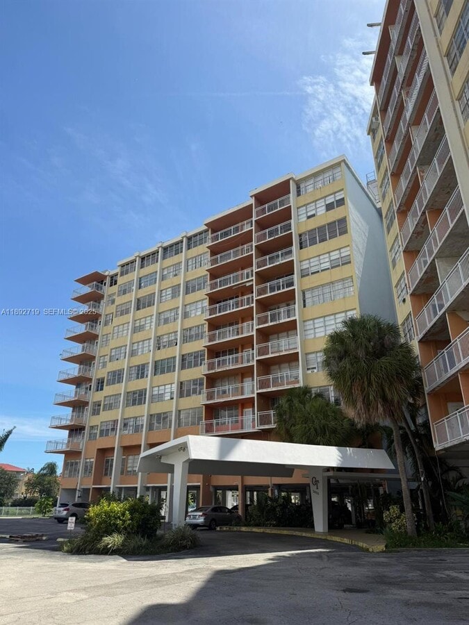 Photo - 2025 NE 164th St Unit 605