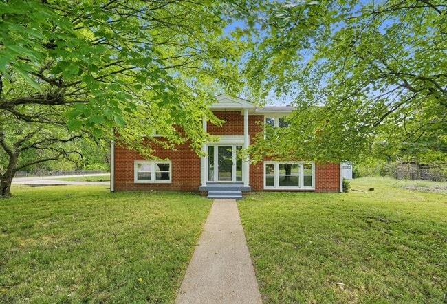 2695 Barclay Dr
