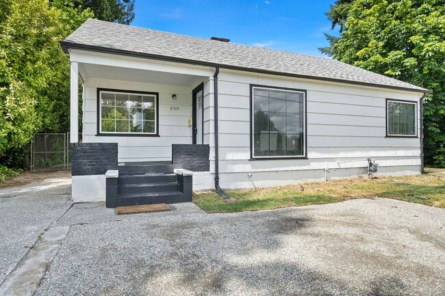 Building Photo - Spacious 4-Bedroom Home in South Capitol O...