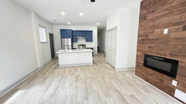 Building Photo - 313 W Chappell St Unit 1