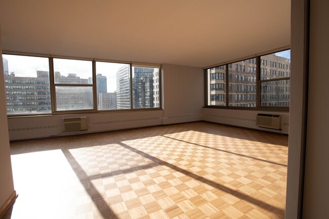 Building Photo - 360 W Wellington Ave Unit 10B