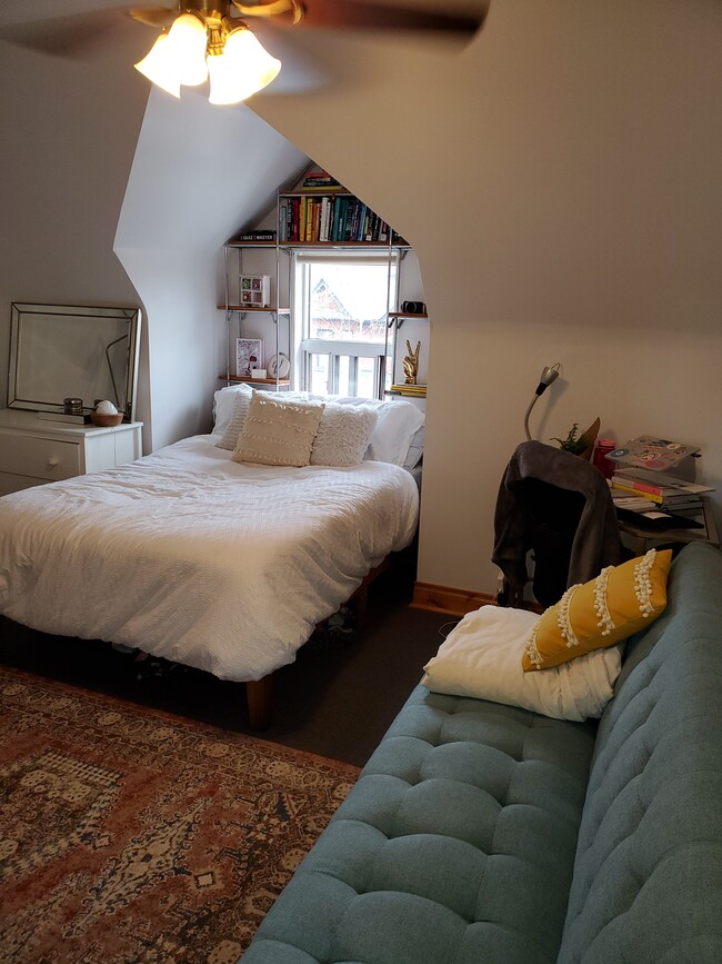 Photo - EAGLE’S NEST, Sun filled very bright loft apt- (Dupont & Christie) Unité Upper