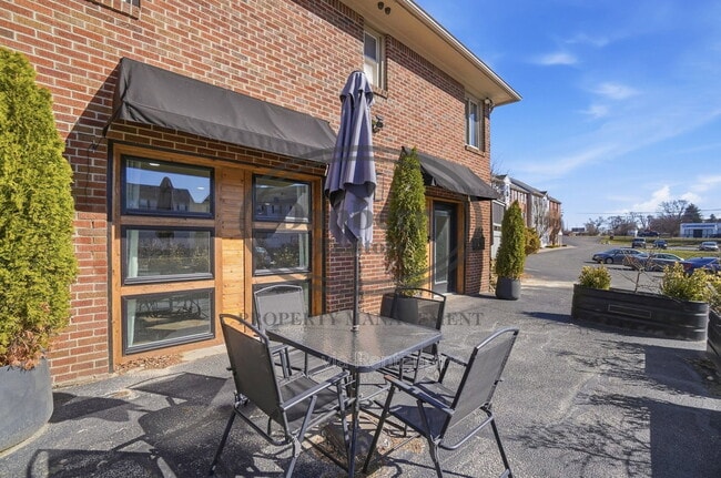 Photo - 1133 N Byrne Rd Unidad 4