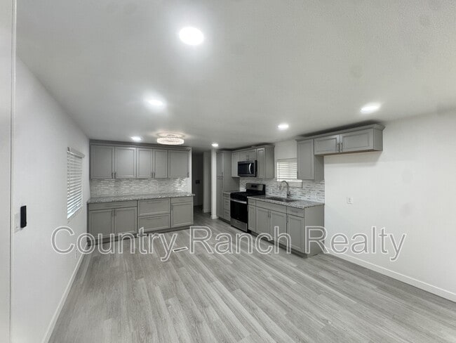 Photo - 5672 Pearl St