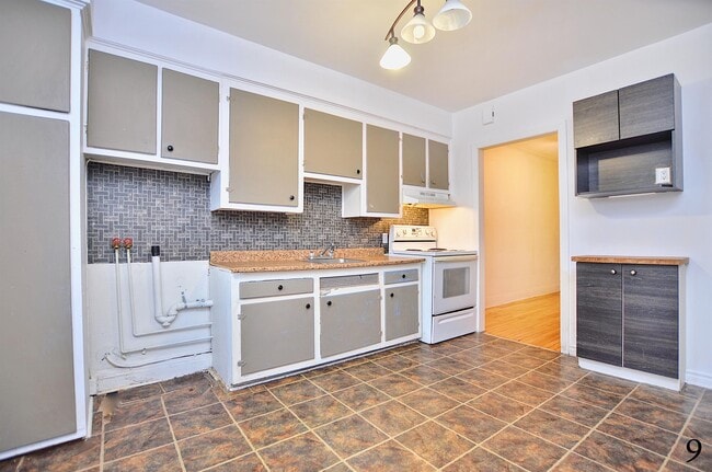 Building Photo - 2390 Pie-IX Blvd Unit 5