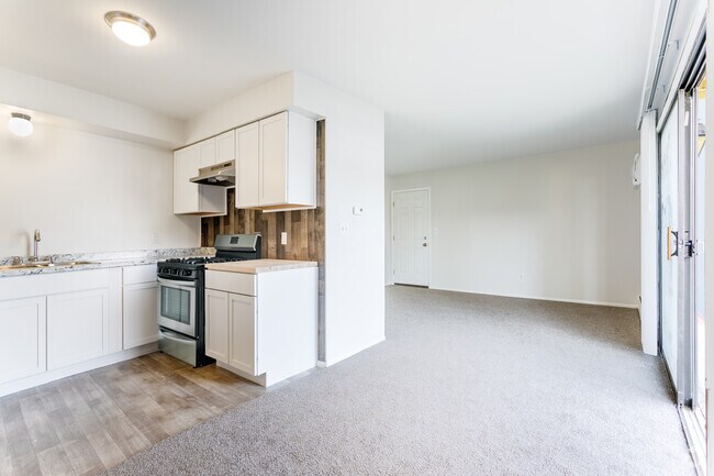1 BR, 1 BA - 744 SF, Renovated - Thorncrest Estates