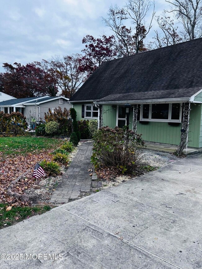 Photo - 891 Raleigh Dr