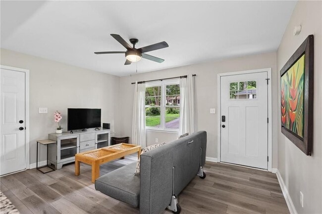 Photo - 6385 Lobelia Rd SW