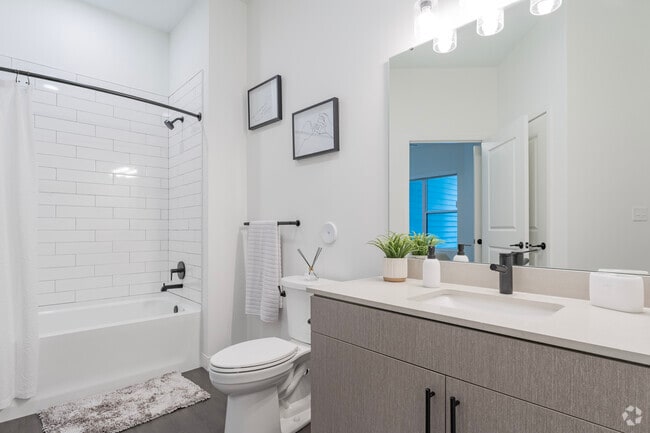1BR, 1BA - 763SF
