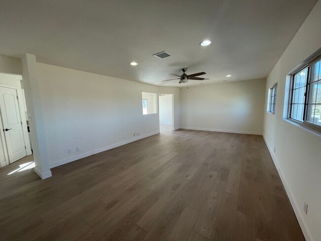Photo - 4 bedroom with Solar!