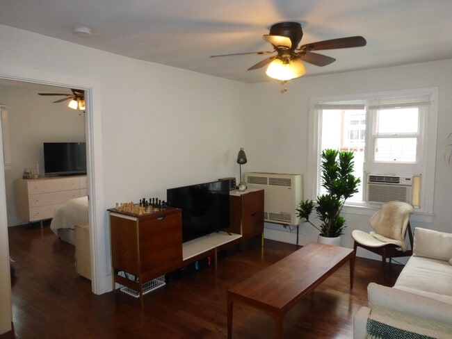 Living room - 1533 Maltman Ave Unit 1533