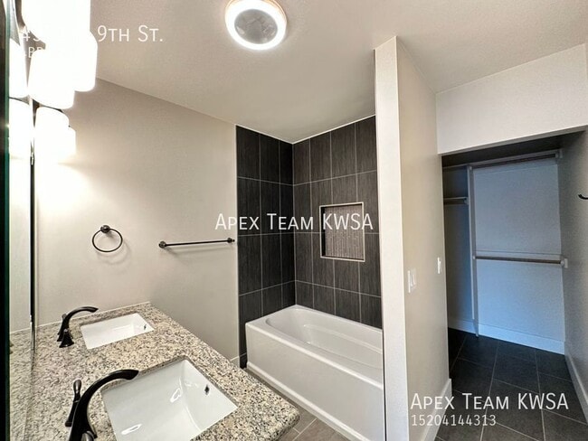 Photo - 4552 E 9th St