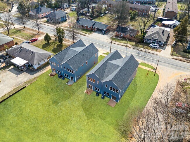 Building Photo - 337 N Hoskins Rd