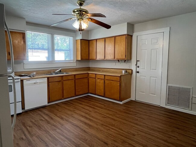 Photo - Charming 2 Bedroom  "Century Home" near do...