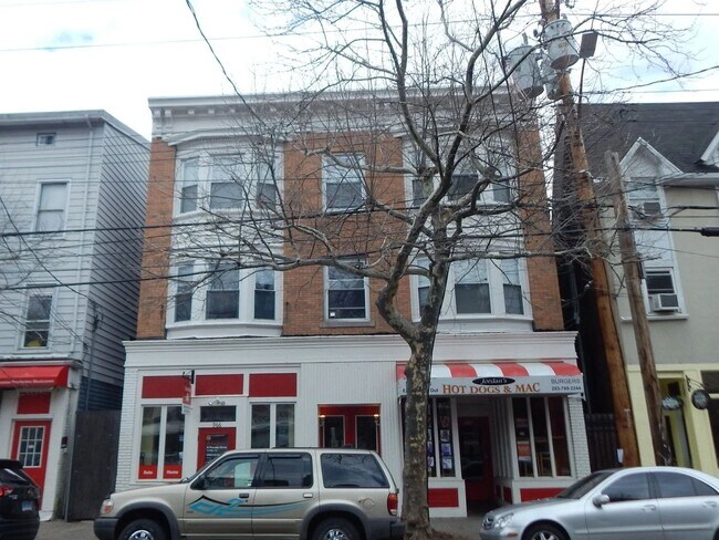 Photo - Bright 1BR in East Rock | Gas & Hot Water Included | Steps from Yale & Trails Unidad B7