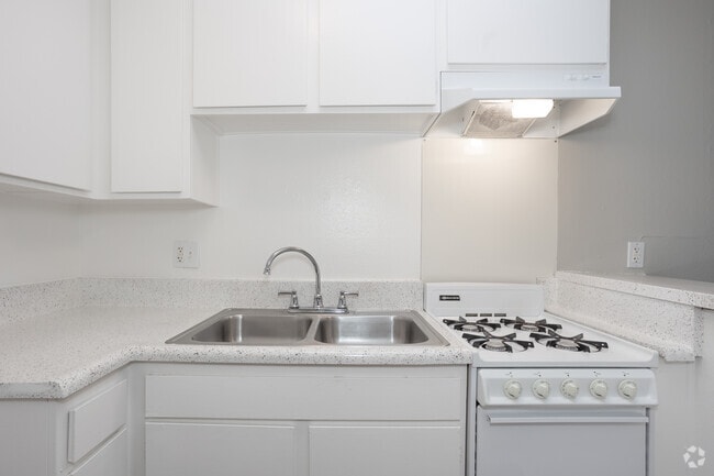 Studio, 1BA - 430SF - Kitchen