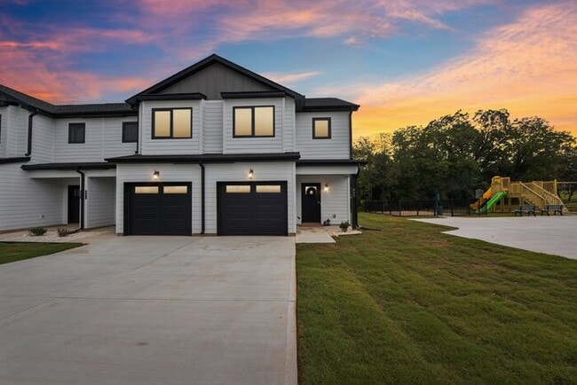 Building Photo - Brand-New Luxury Townhomes – 1st Month Fre...