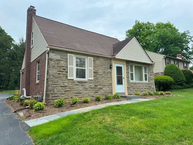 Building Photo - Renovated home, central air, stainless appliances, Radnor SD, Walk to Villanova, small dogs ok......