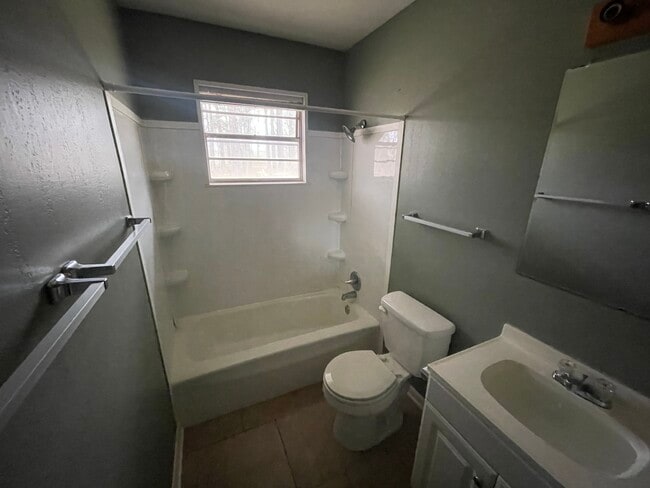 Photo - 1302 Plummer St Unit E
