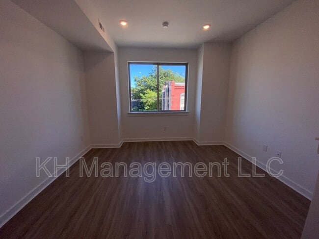 Photo - 976 N 45th St