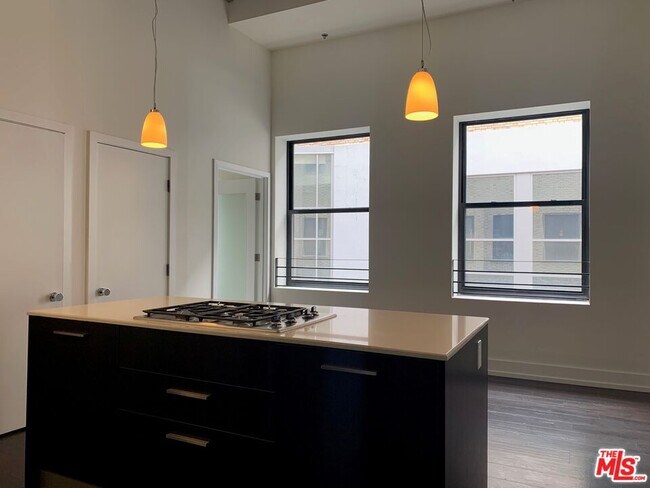 Building Photo - 727 W 7th St Unit 1322