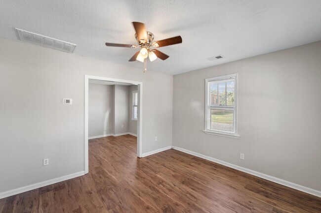 Photo - 132 Jenks St