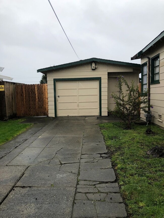 Photo - 2 Bedroom, 1 Bath Eureka Bungalow