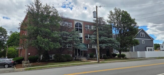 Building Photo - 558 Main St Unit 1D