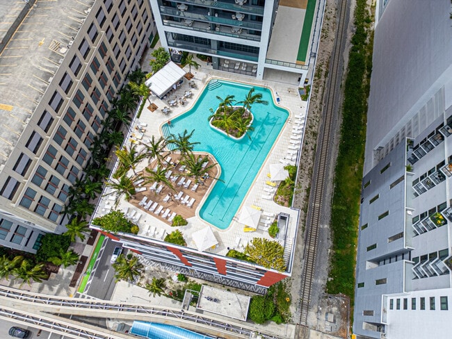 Photo - 701 NE 1st Ave Unidad ID1028793P