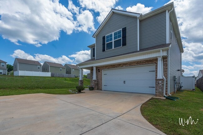 Building Photo - 3 bed and 2.5 bath house with 2 car garage near ETSU
