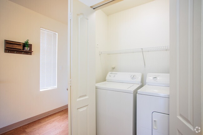 2BD, 2BA - 910SF - Laundry