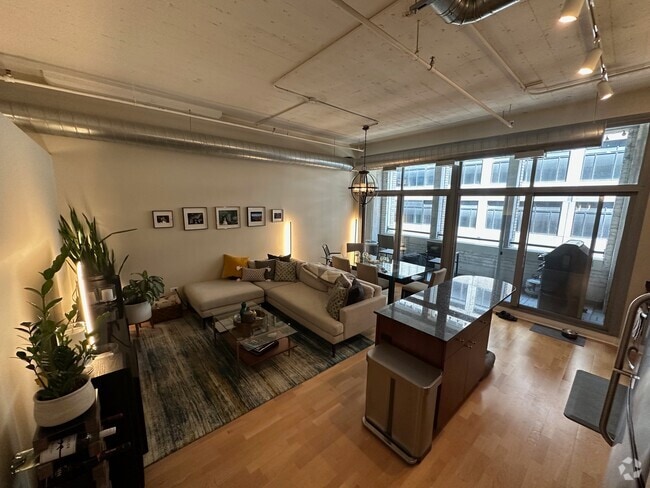Building Photo - 565 W Quincy St Rental