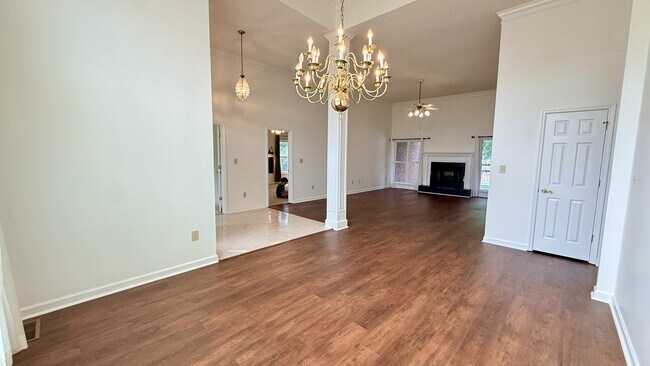 Photo - 113 Nobleton Ln NW