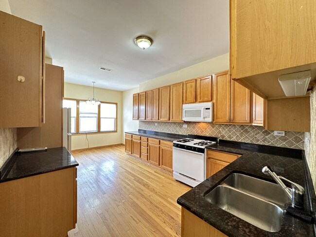 Building Photo - 2136 W Chicago Ave Unit 2R