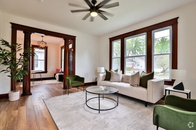 Building Photo - Newly Renovated Single Family Home