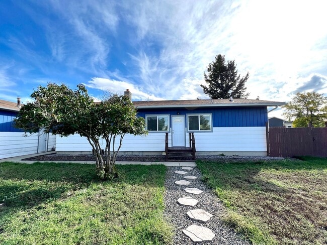 Building Photo - Pet Friendly 3 Bed 2 Bath Single Family Home With Large Garage!