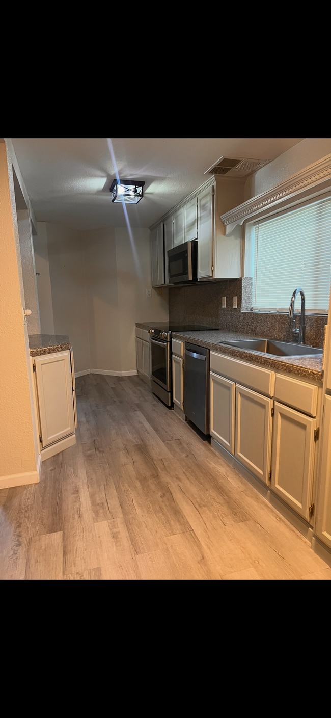 Cocina - 1403 E Monte Vista Ave