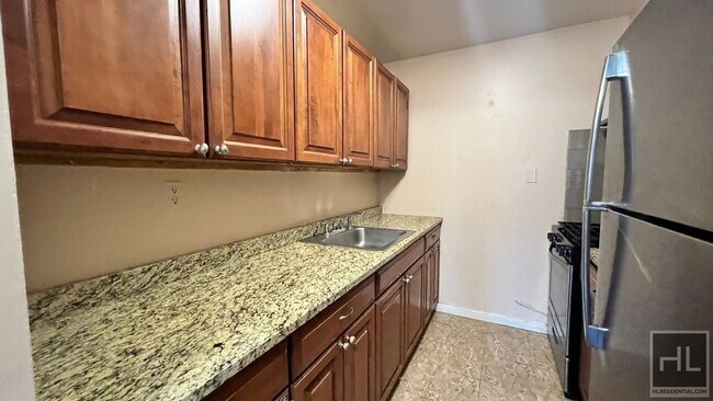 Photo - 405 Halsey St Unit 2