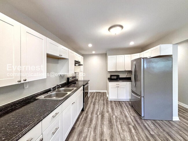 Photo - 4 Bed, 2 Bath Home with Modern Amenities / Pet-Friendly / Available Now!