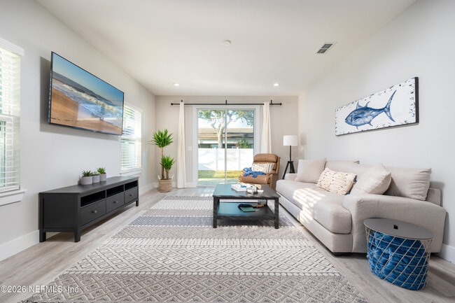 Photo - 817 7th Ave N