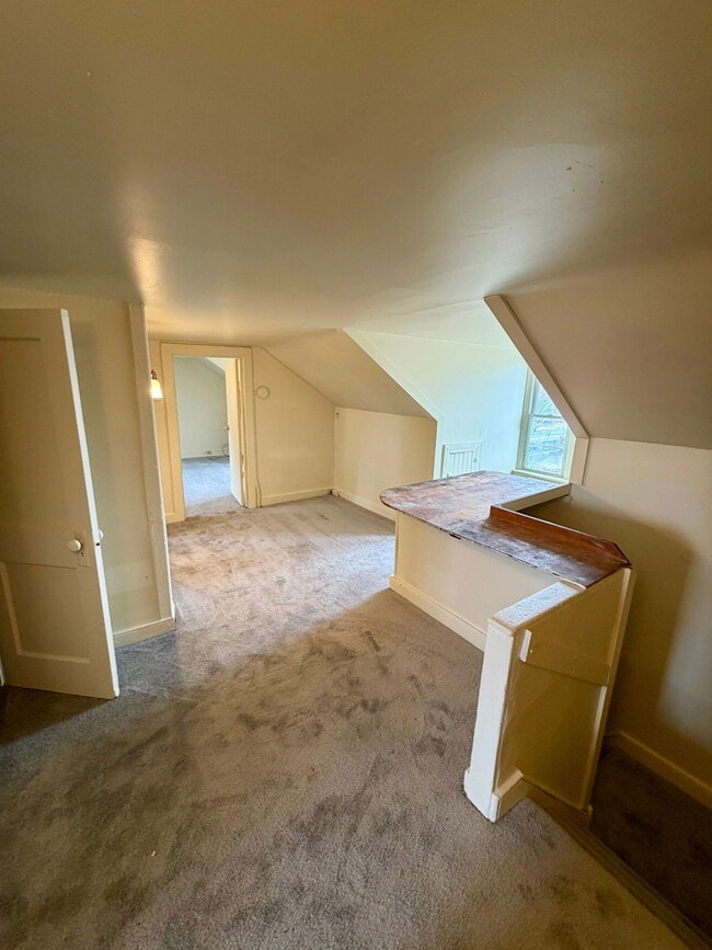 Building Photo - 230 Crystal St Unit 3