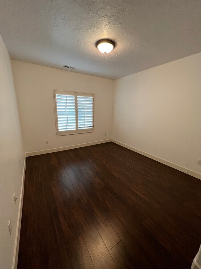 Building Photo - 949 N 920 W Unit Bedroom South