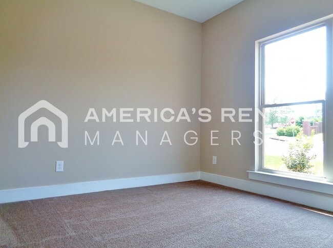 Photo - Home in Tuscaloosa..... Available to View Now!!!