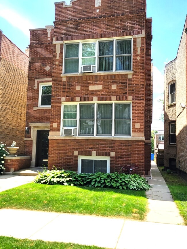 Building Photo - 2625 W Winnemac Ave Unit Garden Rental