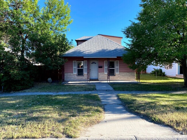 Building Photo - 3 Bedroom 1.5 Bath House Large 2 Car Detac...