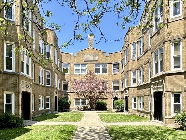 Building Photo - 4826.5 W Addison St Rental