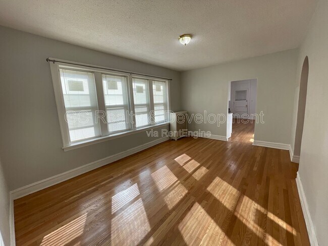 Photo - 7512 N Claremont Ave Unidad 2