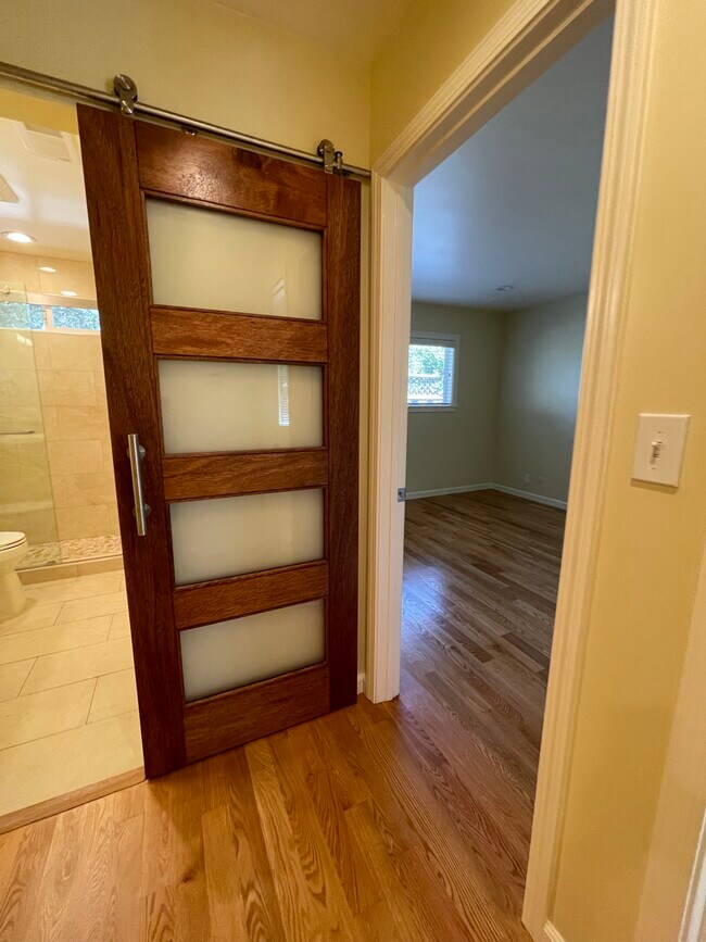 Bath/Bedroom Entry - 727 Laurel St