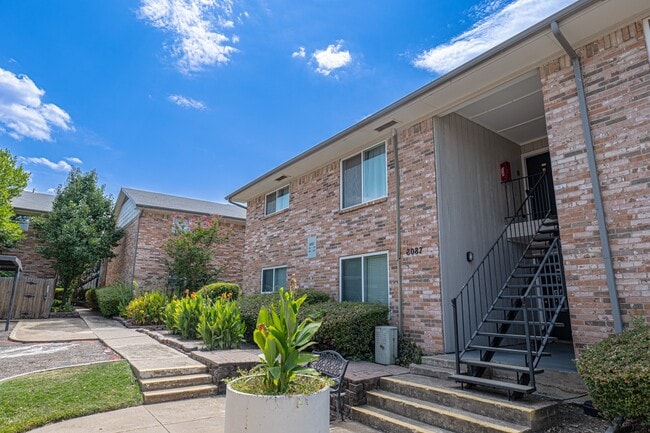 Building Photo - 8087 Meadow Rd Unit 228